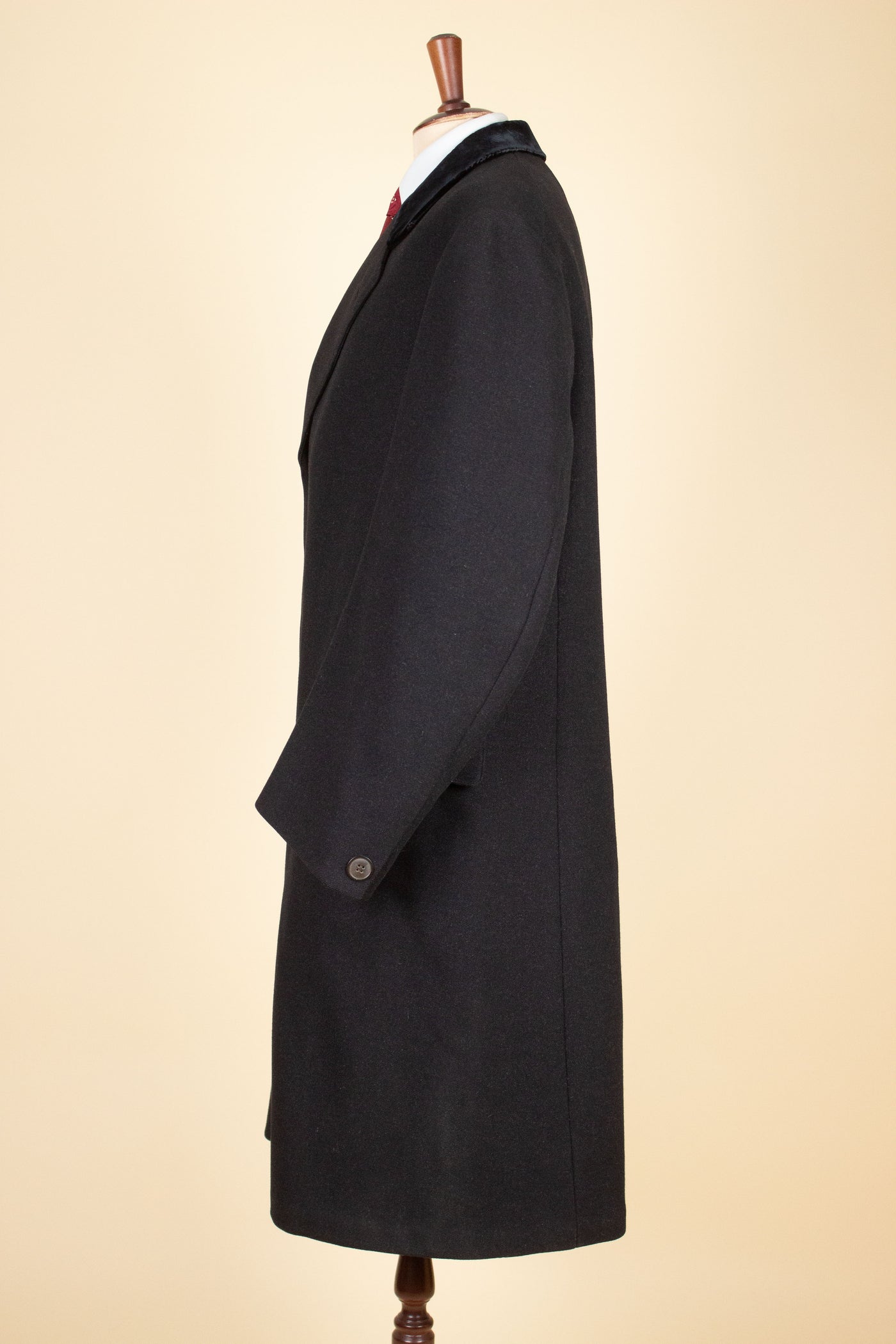 SWEDISH 1926 BLACK BESPOKE SINGLE BREASTED COVERT COAT BY P.E. DUNELL. SIZE CA EU 48