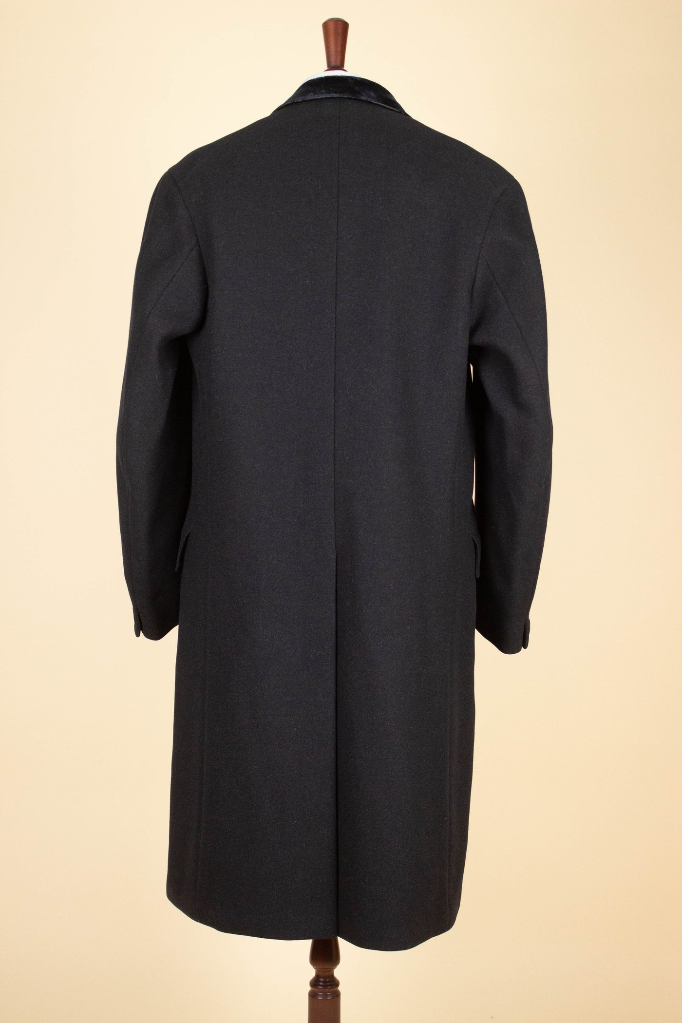 SWEDISH 1926 BLACK BESPOKE SINGLE BREASTED COVERT COAT BY P.E. DUNELL. SIZE CA EU 48