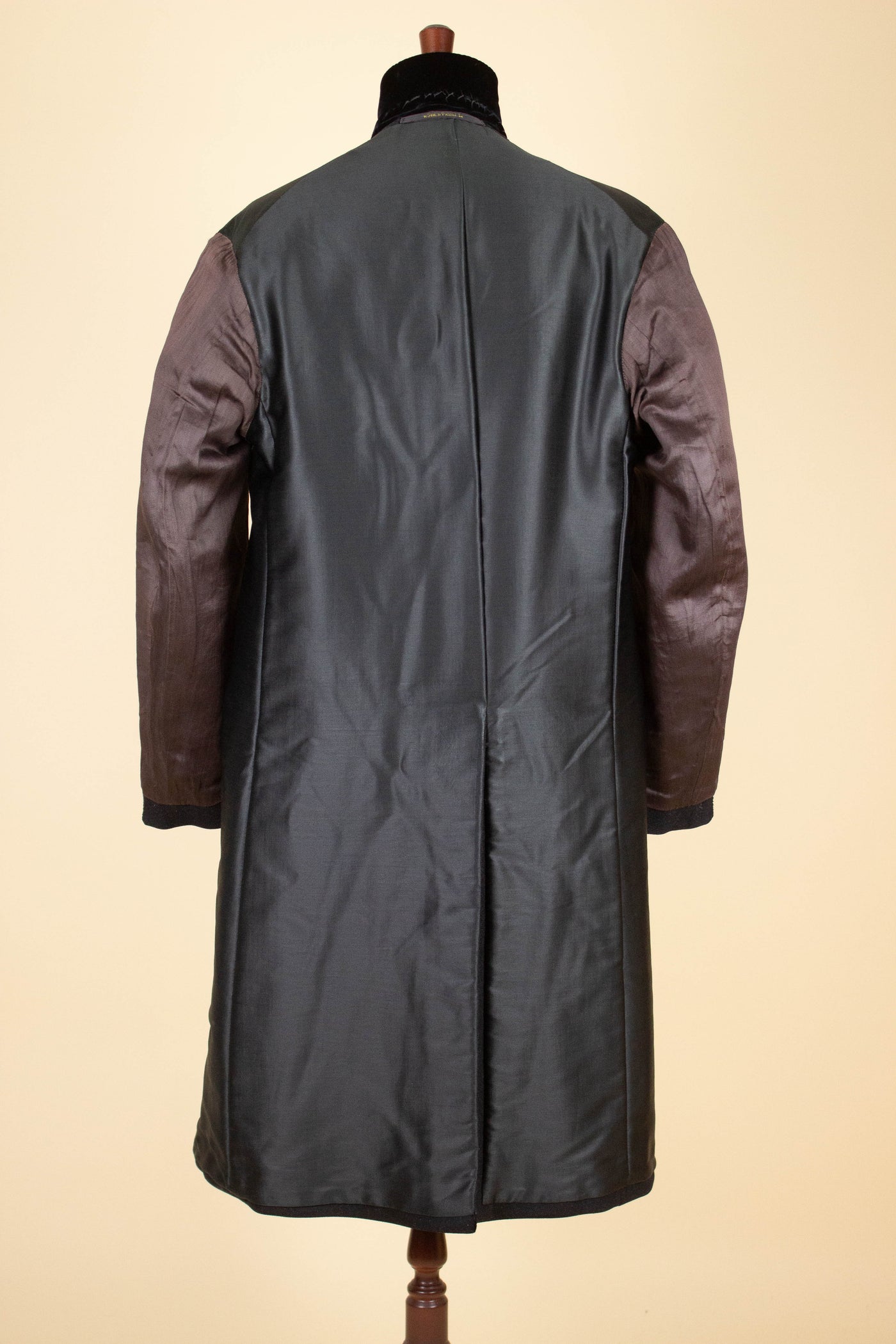 SWEDISH 1926 BLACK BESPOKE SINGLE BREASTED COVERT COAT BY P.E. DUNELL. SIZE CA EU 48