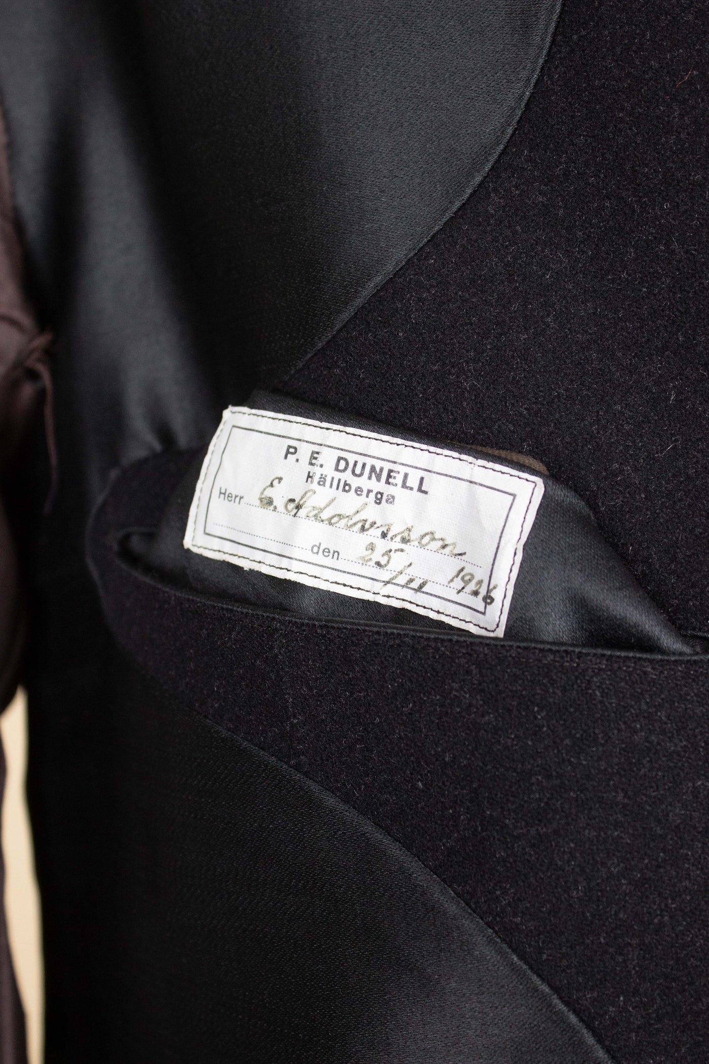 SWEDISH 1926 BLACK BESPOKE SINGLE BREASTED COVERT COAT BY P.E. DUNELL. SIZE CA EU 48