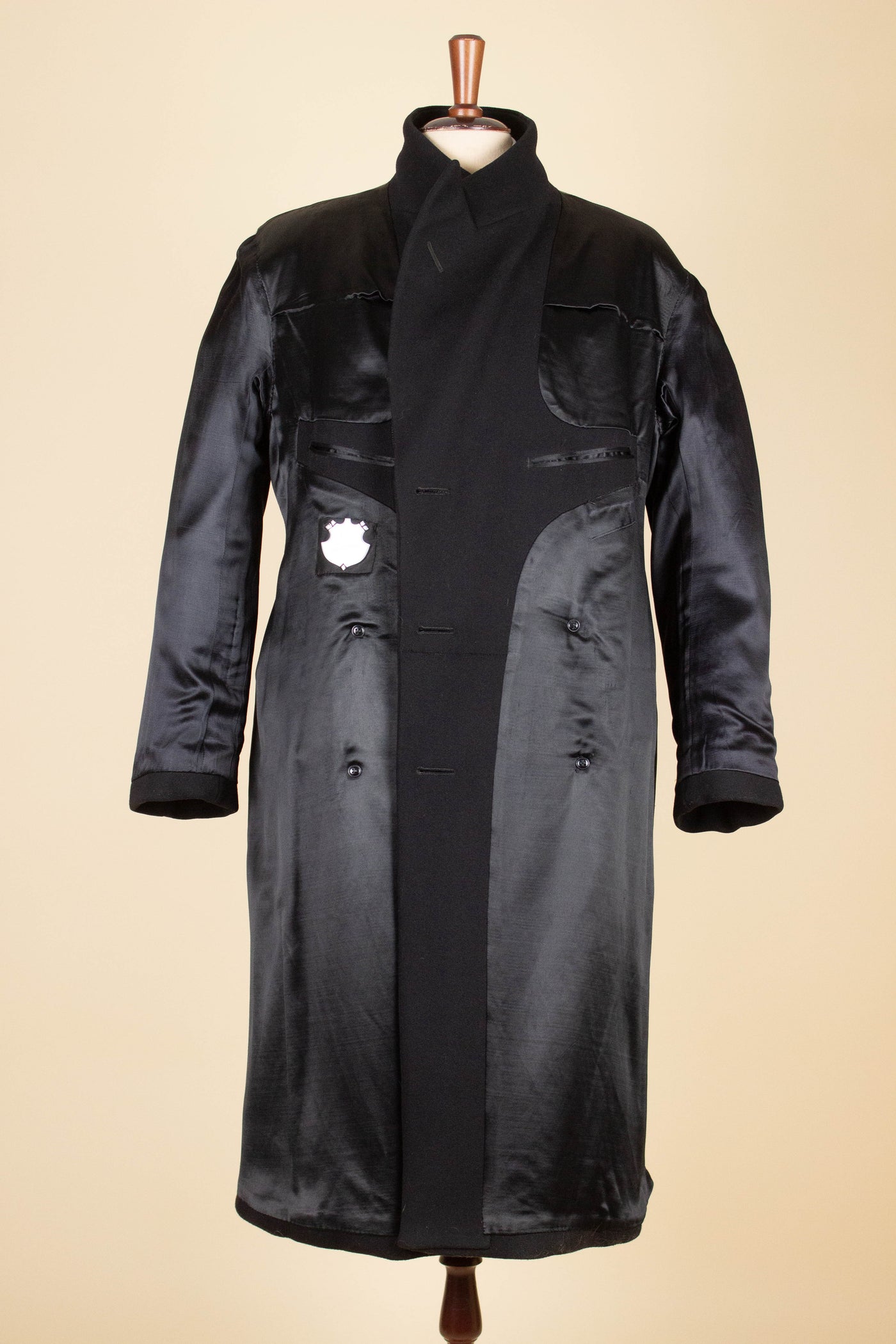 SWEDISH 1930S BLACK DOUBLE BREASTED BESPOKE OVERCOAT. SIZE CA EU 48