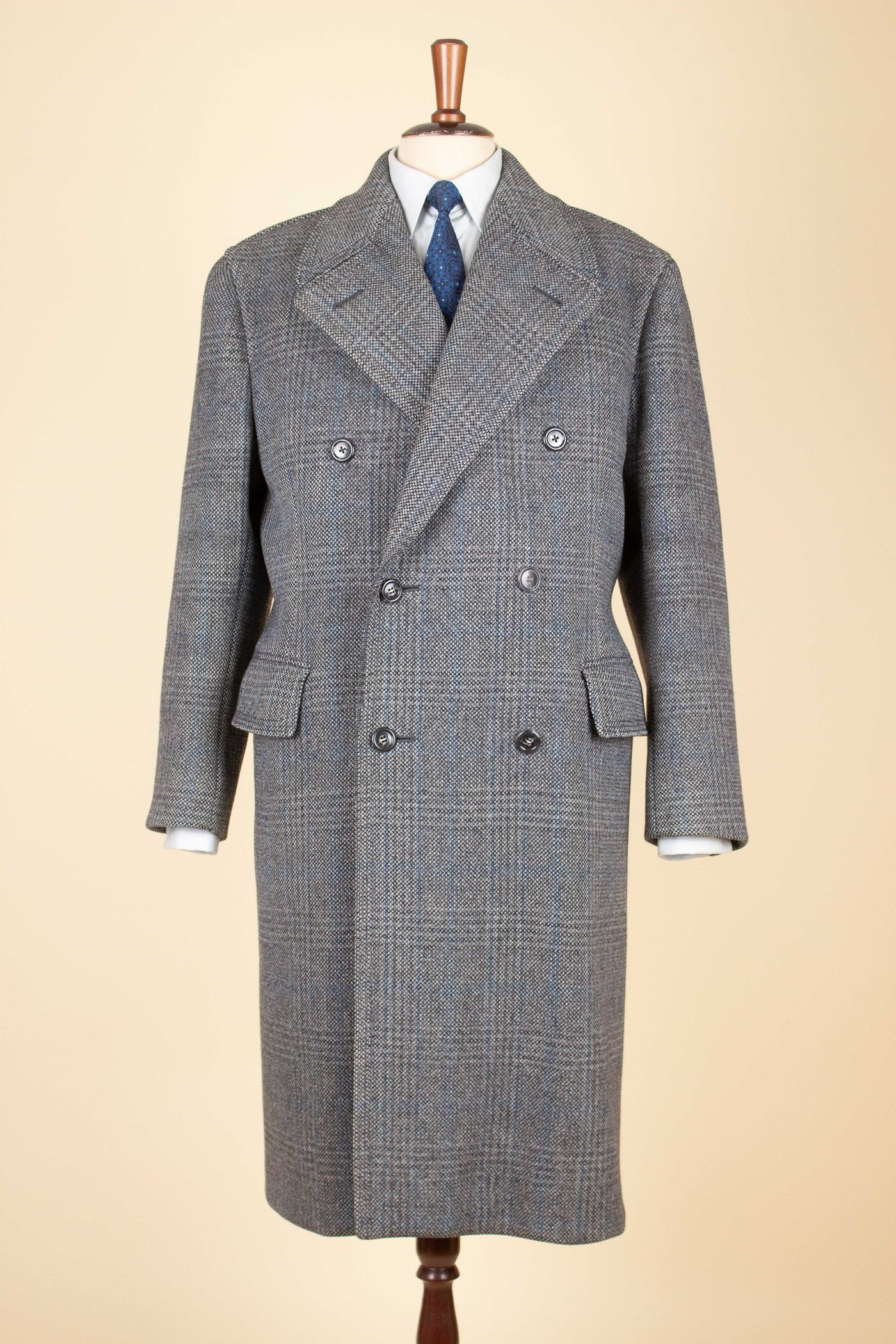 SWEDISH 1940S/1950S GREY PRINCE OF WALES DOUBLE BREASTED OVERCOAT BY DRESS. SIZE CA EU 48