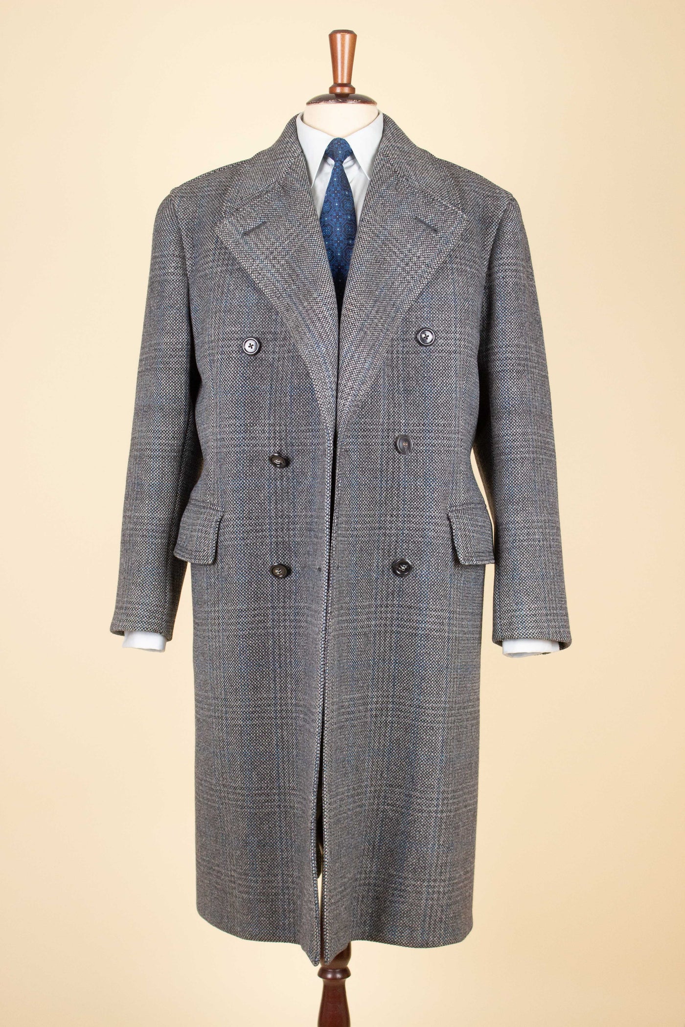 SWEDISH 1940S/1950S GREY PRINCE OF WALES DOUBLE BREASTED OVERCOAT BY DRESS. SIZE CA EU 48