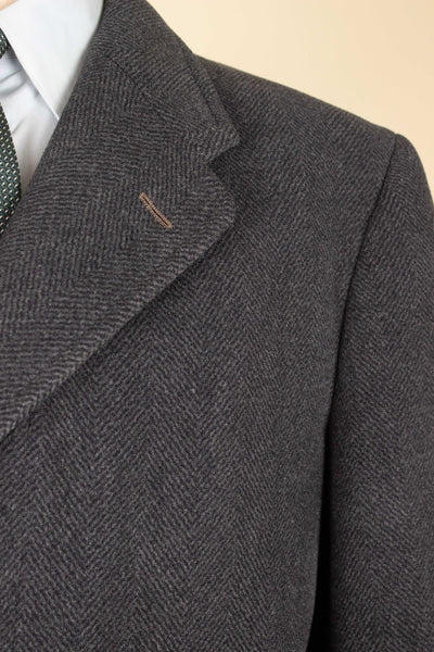 SWEDISH 1930S GREY SINGLE BREASTED HERRINGBONE OVERCOAT. SIZE CA EU 50