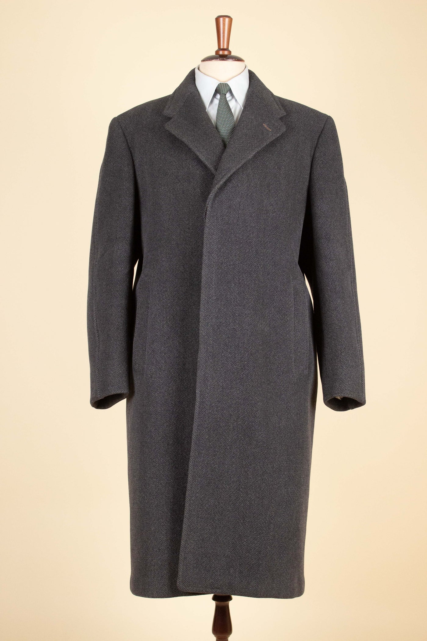 SWEDISH 1930S GREY SINGLE BREASTED HERRINGBONE OVERCOAT. SIZE CA EU 50