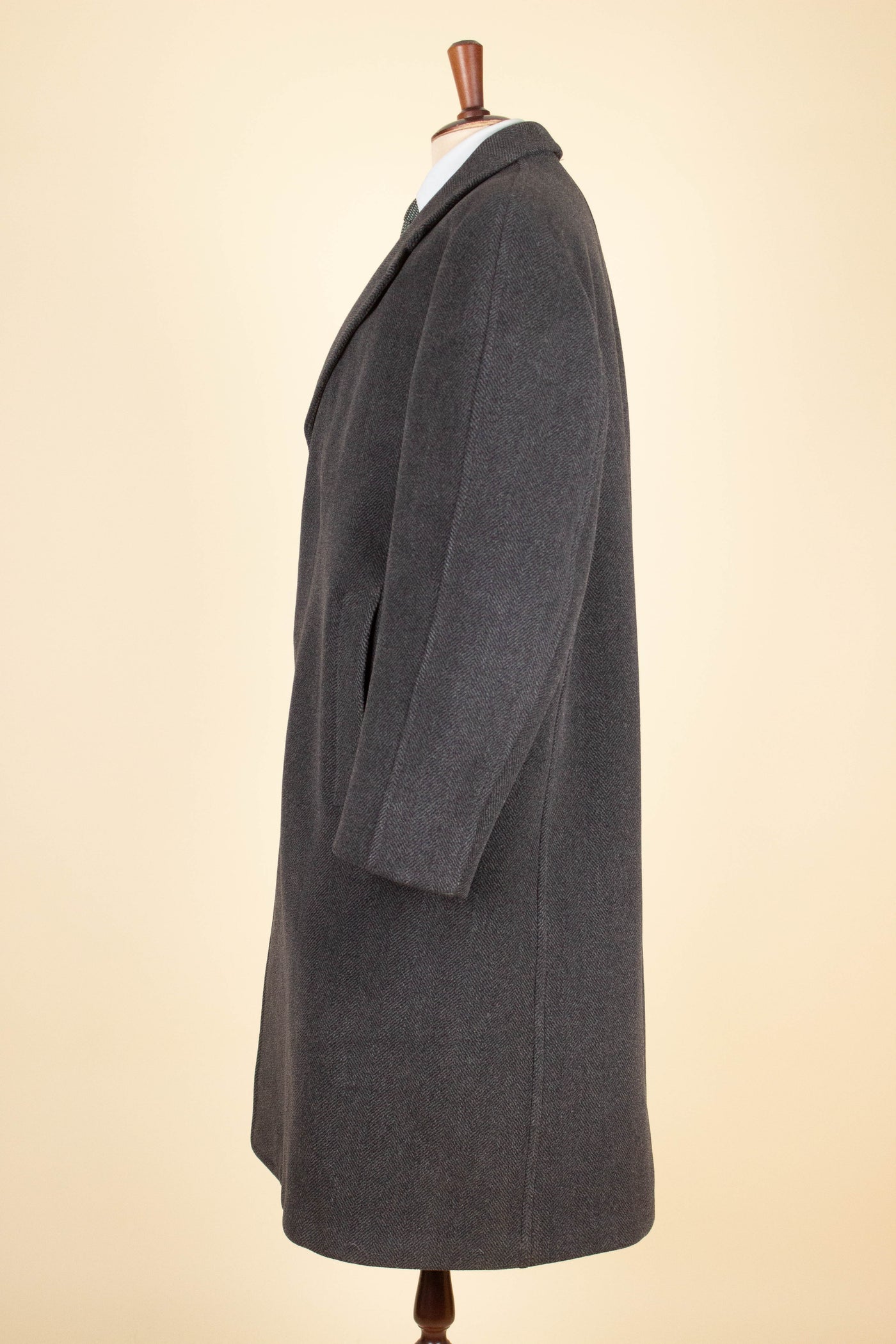 SWEDISH 1930S GREY SINGLE BREASTED HERRINGBONE OVERCOAT. SIZE CA EU 50