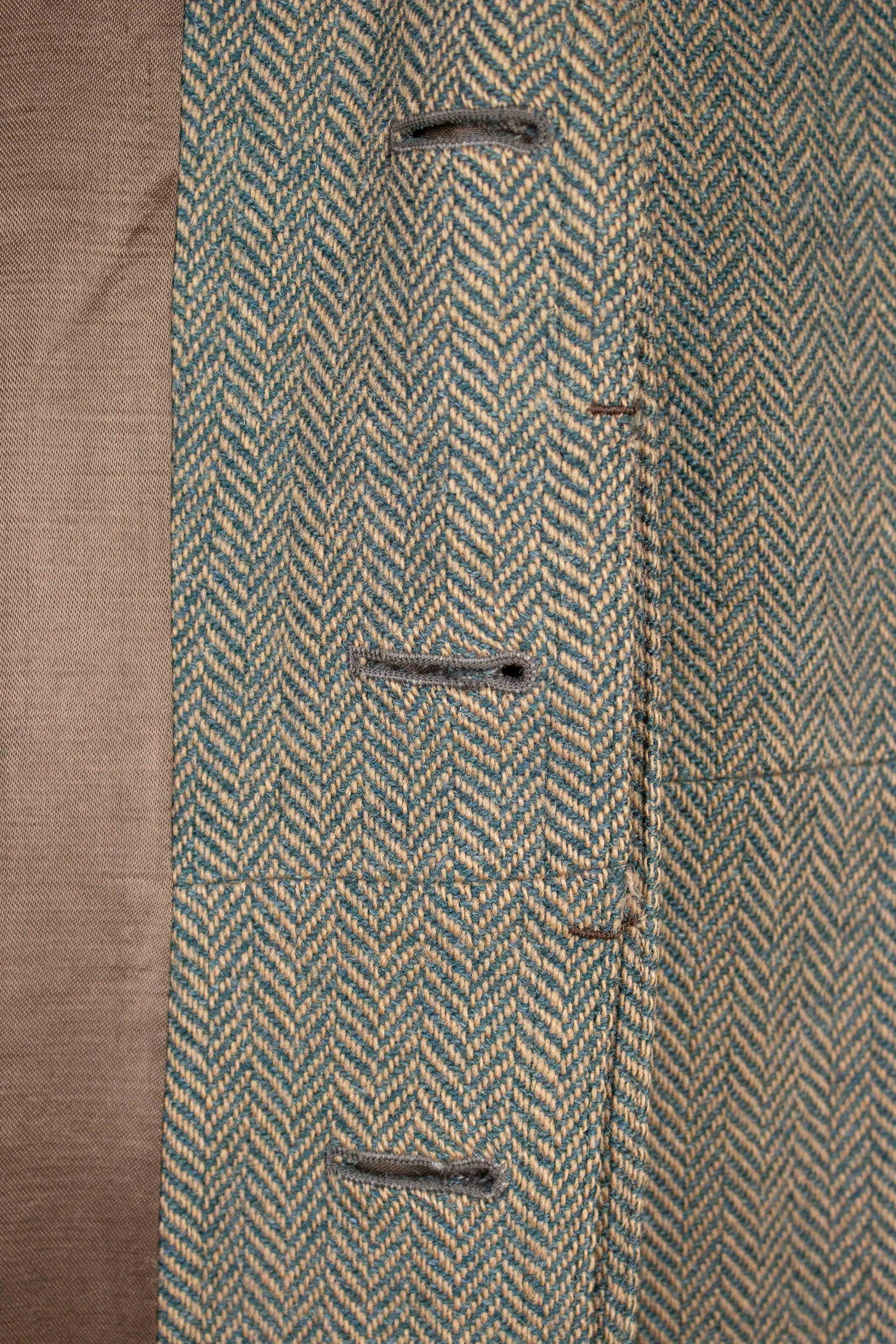 SWEDISH 1940S GREEN HERRINGBONE SINGLE BREASTED TWEED RAGLAN OVERCOAT. SIZE CA EU 50