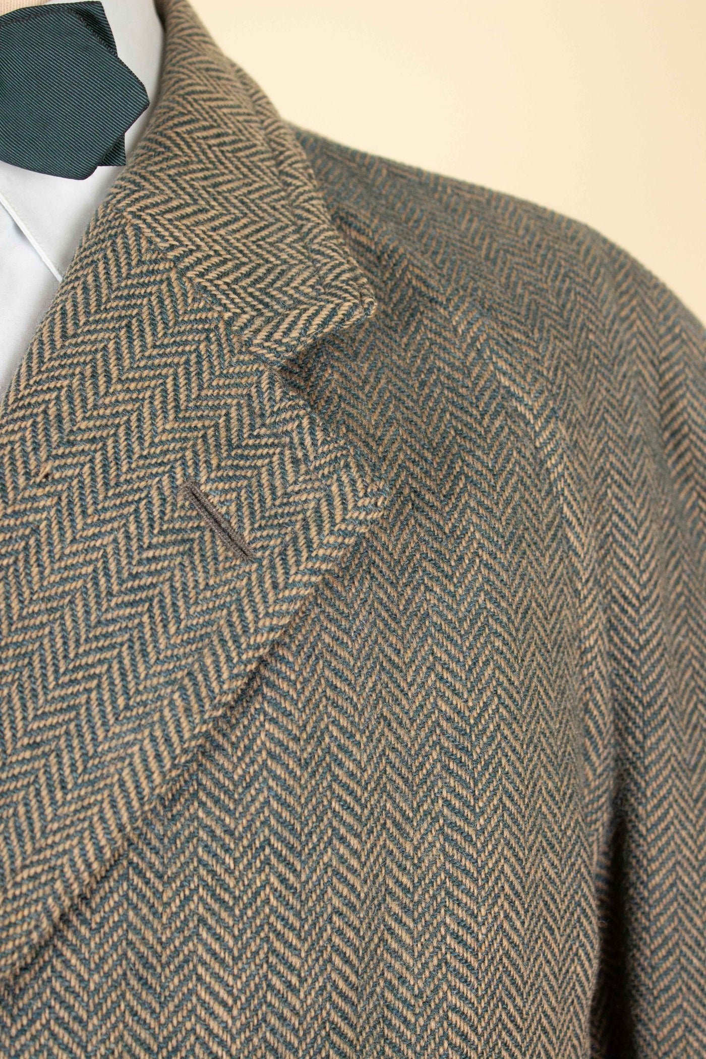 SWEDISH 1940S GREEN HERRINGBONE SINGLE BREASTED TWEED RAGLAN OVERCOAT. SIZE CA EU 50