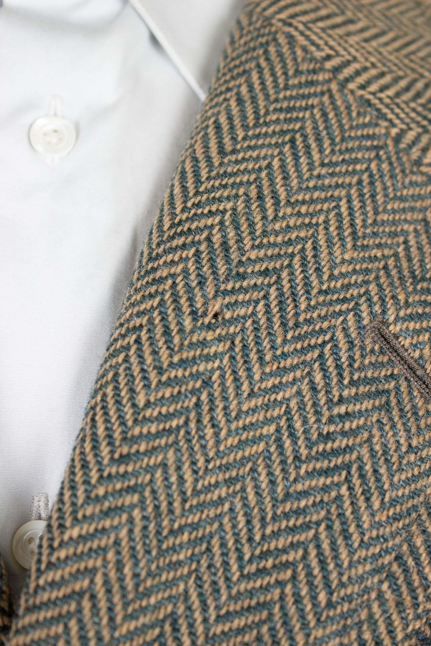 SWEDISH 1940S GREEN HERRINGBONE SINGLE BREASTED TWEED RAGLAN OVERCOAT. SIZE CA EU 50