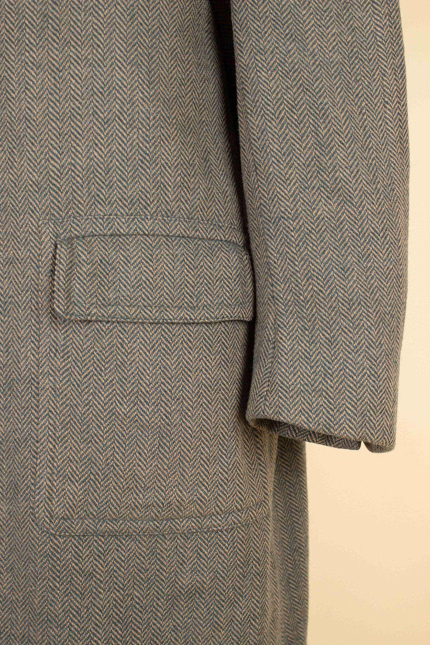 SWEDISH 1940S GREEN HERRINGBONE SINGLE BREASTED TWEED RAGLAN OVERCOAT. SIZE CA EU 50