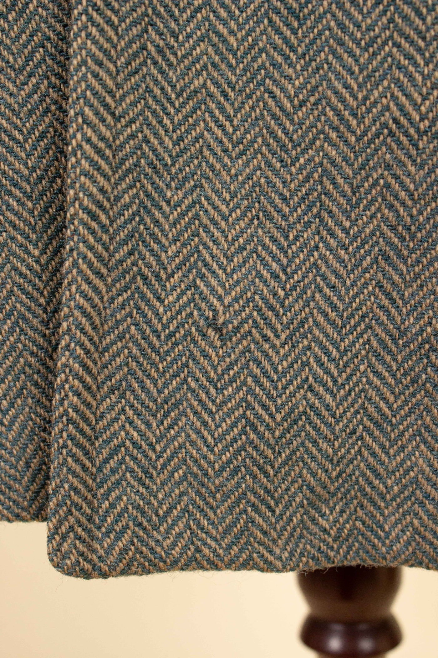 SWEDISH 1940S GREEN HERRINGBONE SINGLE BREASTED TWEED RAGLAN OVERCOAT. SIZE CA EU 50