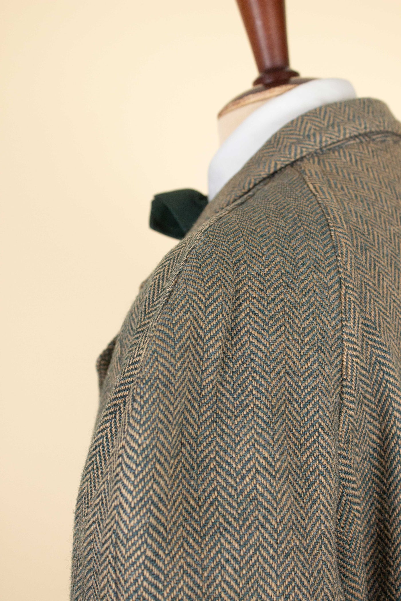 SWEDISH 1940S GREEN HERRINGBONE SINGLE BREASTED TWEED RAGLAN OVERCOAT. SIZE CA EU 50