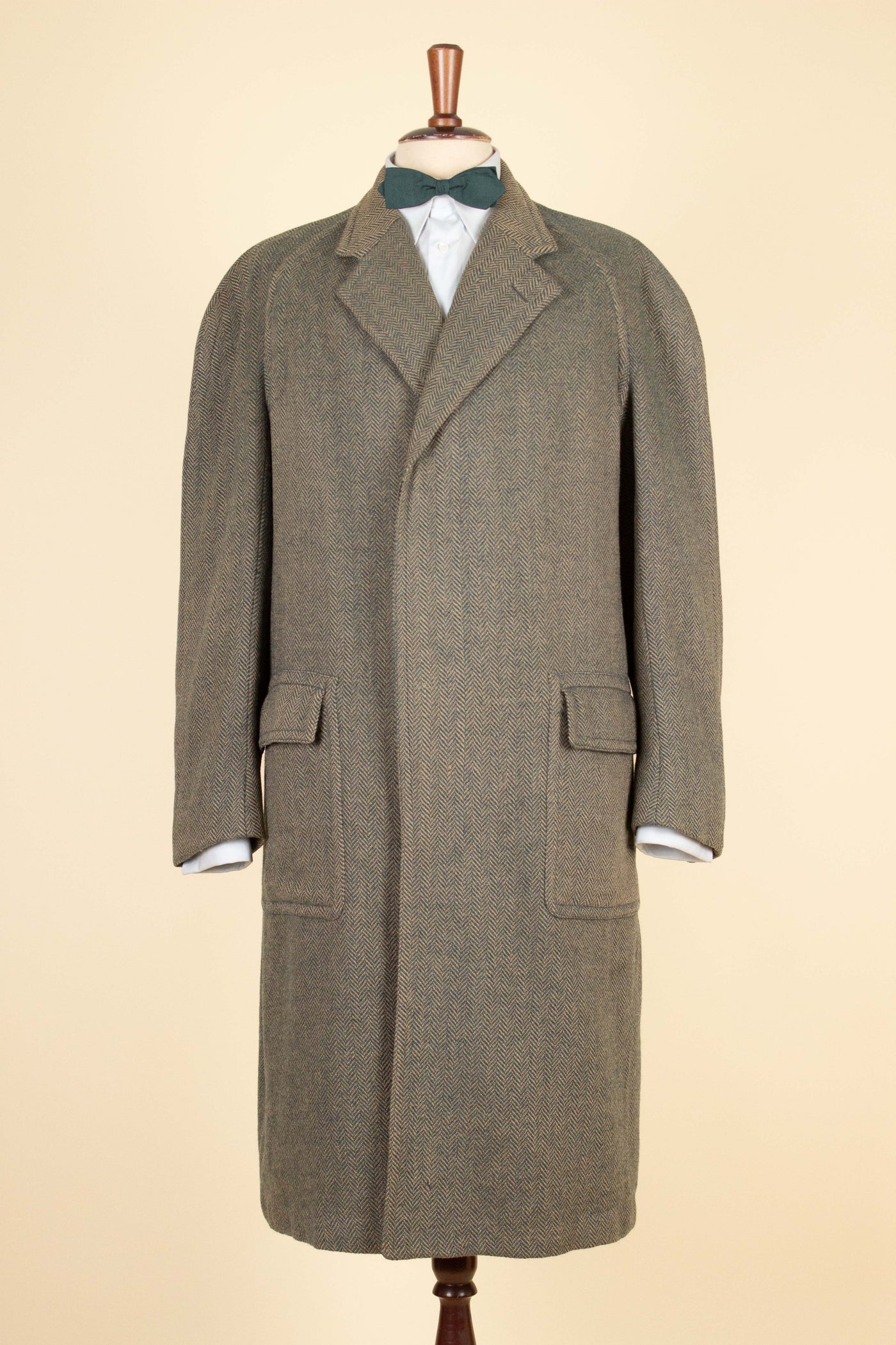 SWEDISH 1940S GREEN HERRINGBONE SINGLE BREASTED TWEED RAGLAN OVERCOAT. SIZE CA EU 50