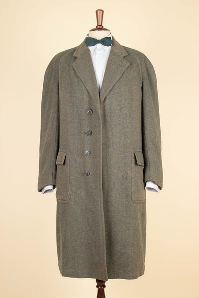 SWEDISH 1940S GREEN HERRINGBONE SINGLE BREASTED TWEED RAGLAN OVERCOAT. SIZE CA EU 50