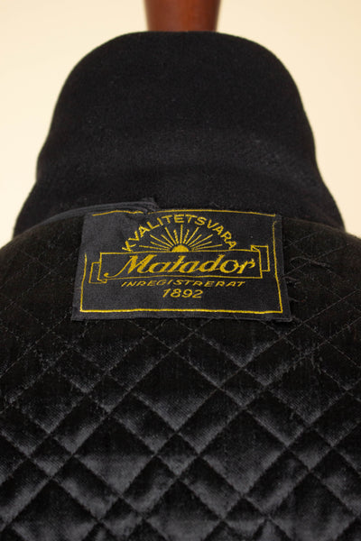 SWEDISH 1930S BLACK DOUBLE BREASTED HEAVYWEIGHT OVERCOAT BY MATADOR. SIZE CA EU 46