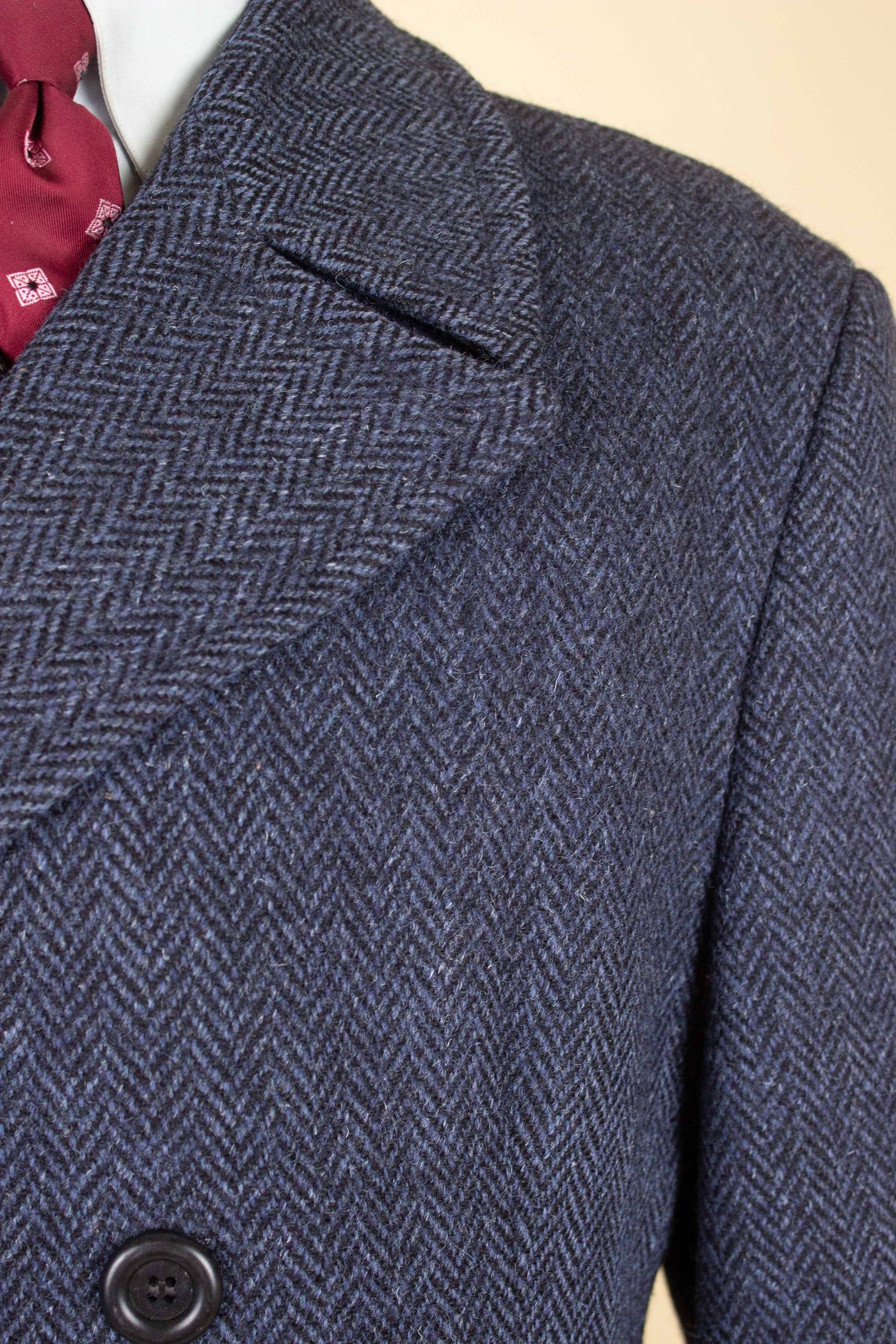 BRITISH 1960 BLUE HERRINGBONE DOUBLE BREASTED HARRIS TWEED OVERCOAT. SIZE CA EU 48 L