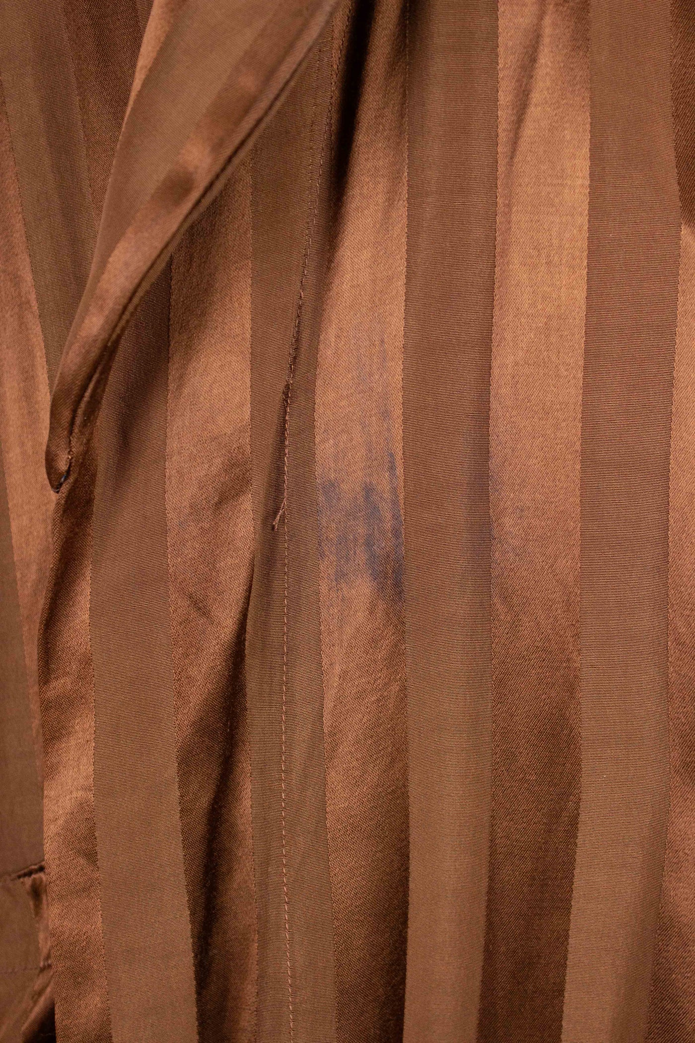 SWEDISH 1940S/1950S REDDISH-BROWN SILK DRESSING GOWN. SIZE CA EU 48