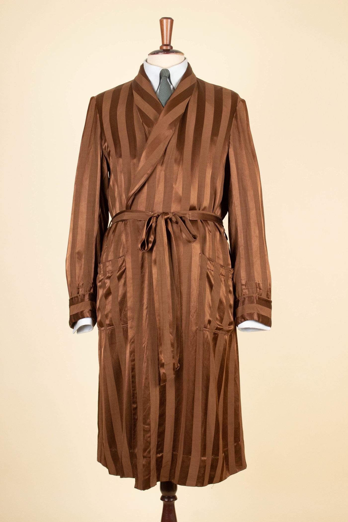 SWEDISH 1940S/1950S REDDISH-BROWN SILK DRESSING GOWN. SIZE CA EU 48