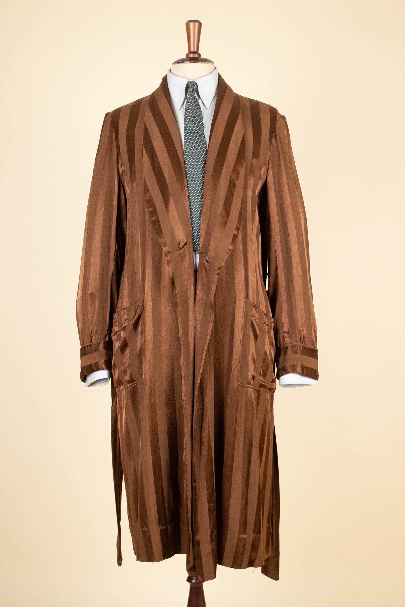 SWEDISH 1940S/1950S REDDISH-BROWN SILK DRESSING GOWN. SIZE CA EU 48