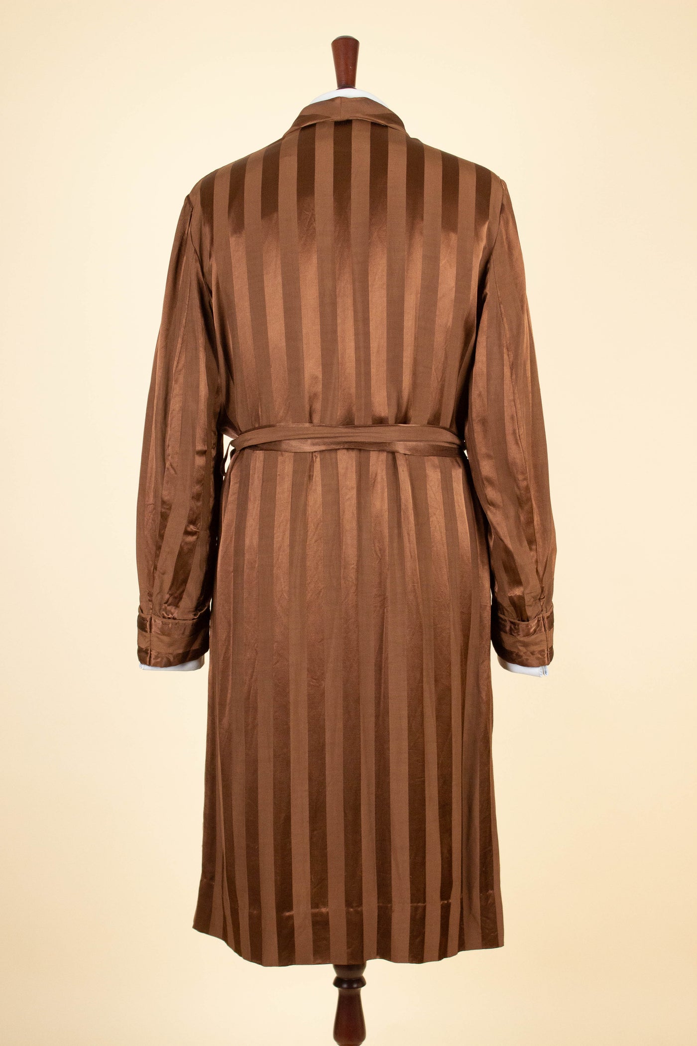 SWEDISH 1940S/1950S REDDISH-BROWN SILK DRESSING GOWN. SIZE CA EU 48