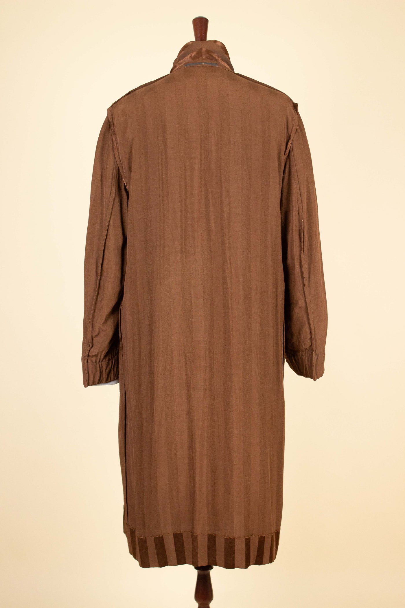 SWEDISH 1940S/1950S REDDISH-BROWN SILK DRESSING GOWN. SIZE CA EU 48