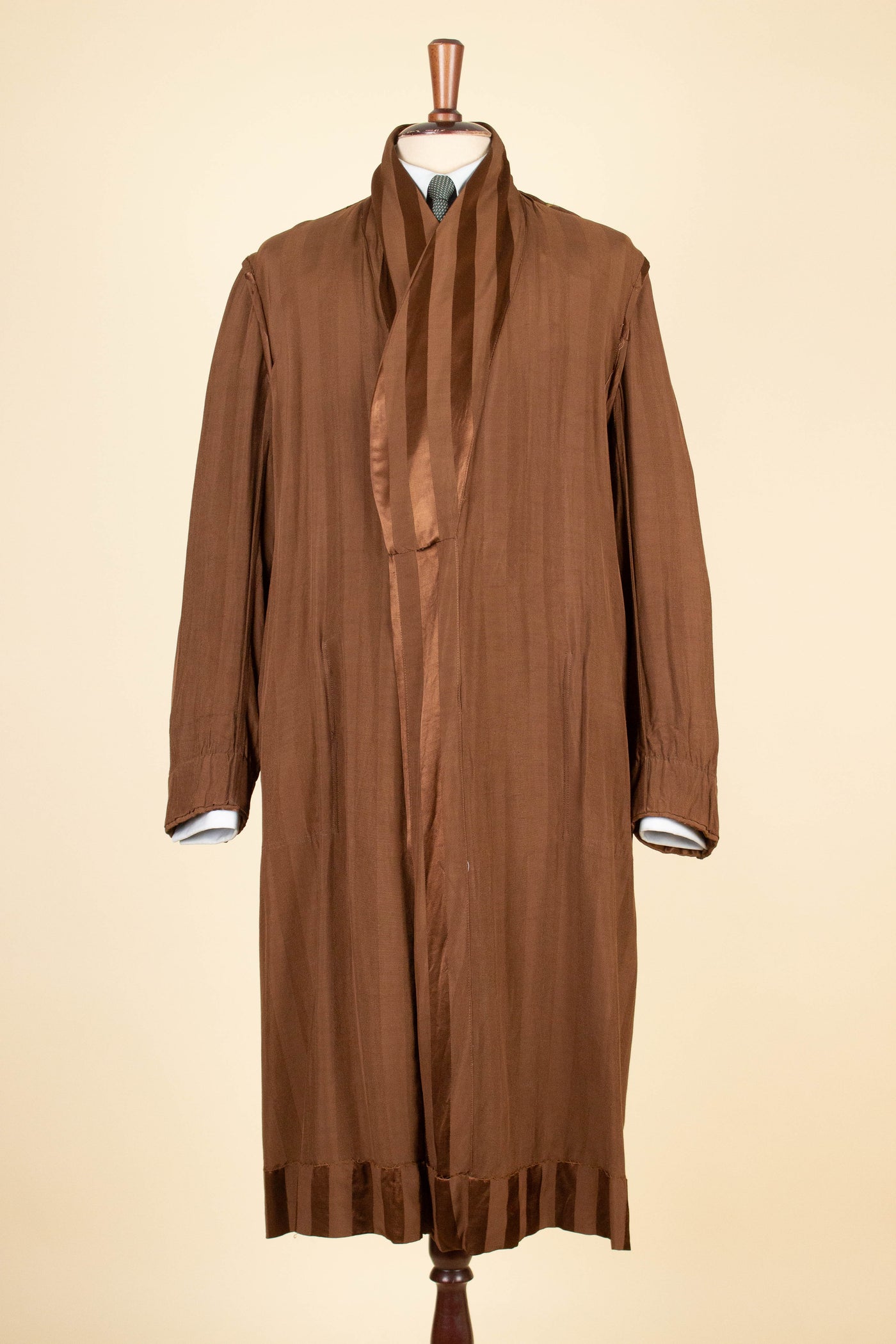SWEDISH 1940S/1950S REDDISH-BROWN SILK DRESSING GOWN. SIZE CA EU 48