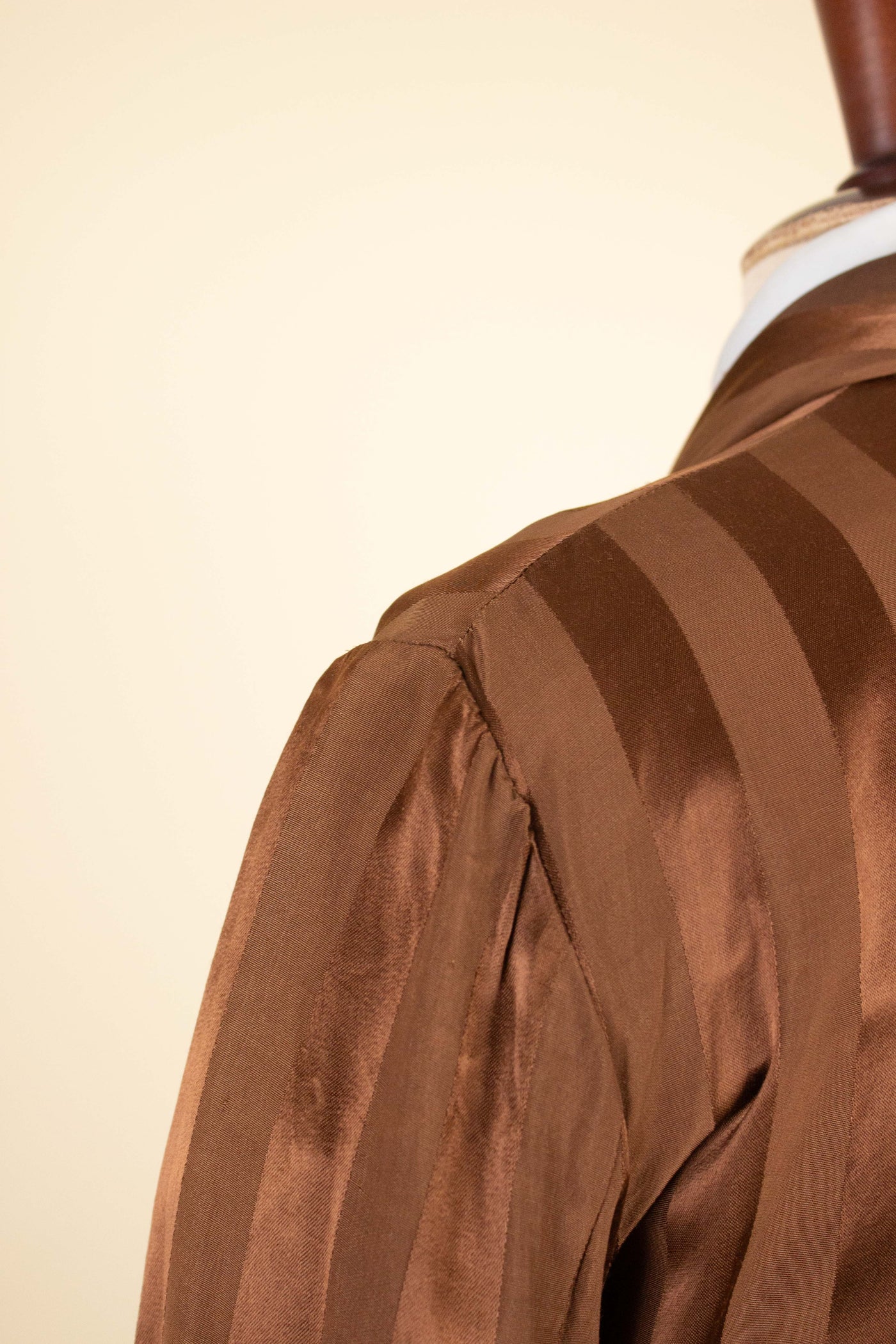 SWEDISH 1940S/1950S REDDISH-BROWN SILK DRESSING GOWN. SIZE CA EU 48