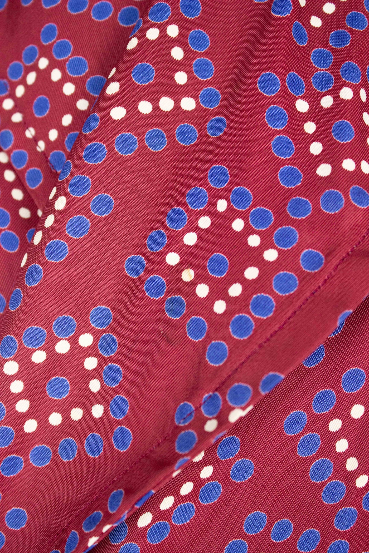 SWEDISH 1940S/1950S RED PATTERNED SILK DRESSING GOWN. SIZE CA EU 46