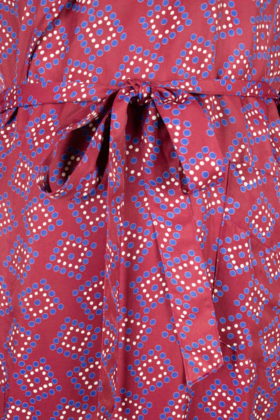 SWEDISH 1940S/1950S RED PATTERNED SILK DRESSING GOWN. SIZE CA EU 46