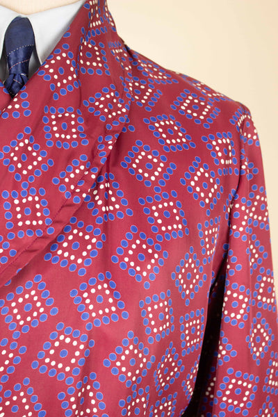 SWEDISH 1940S/1950S RED PATTERNED SILK DRESSING GOWN. SIZE CA EU 46
