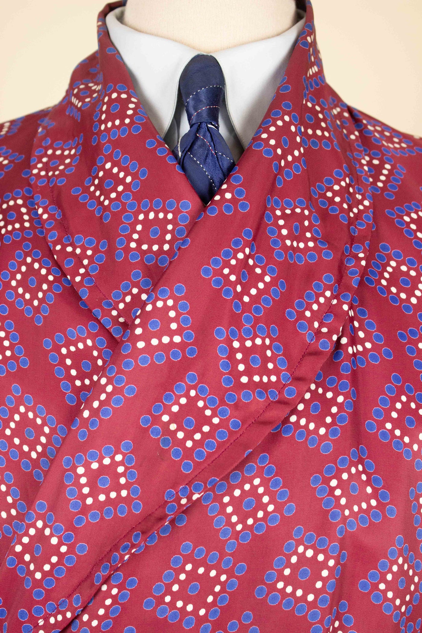 SWEDISH 1940S/1950S RED PATTERNED SILK DRESSING GOWN. SIZE CA EU 46
