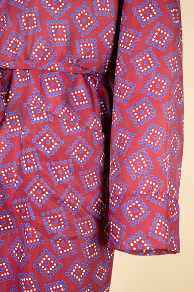 SWEDISH 1940S/1950S RED PATTERNED SILK DRESSING GOWN. SIZE CA EU 46