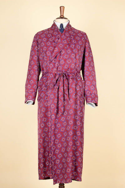 SWEDISH 1940S/1950S RED PATTERNED SILK DRESSING GOWN. SIZE CA EU 46