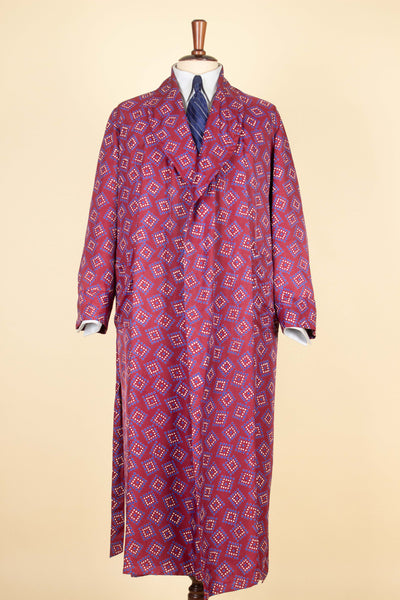 SWEDISH 1940S/1950S RED PATTERNED SILK DRESSING GOWN. SIZE CA EU 46