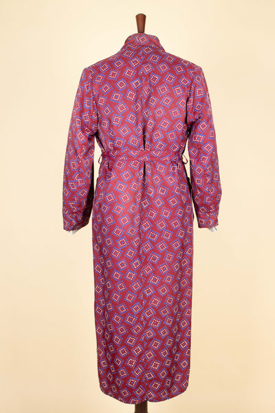 SWEDISH 1940S/1950S RED PATTERNED SILK DRESSING GOWN. SIZE CA EU 46