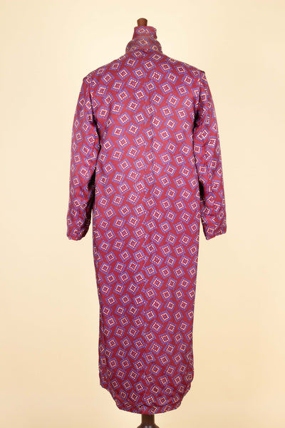 SWEDISH 1940S/1950S RED PATTERNED SILK DRESSING GOWN. SIZE CA EU 46