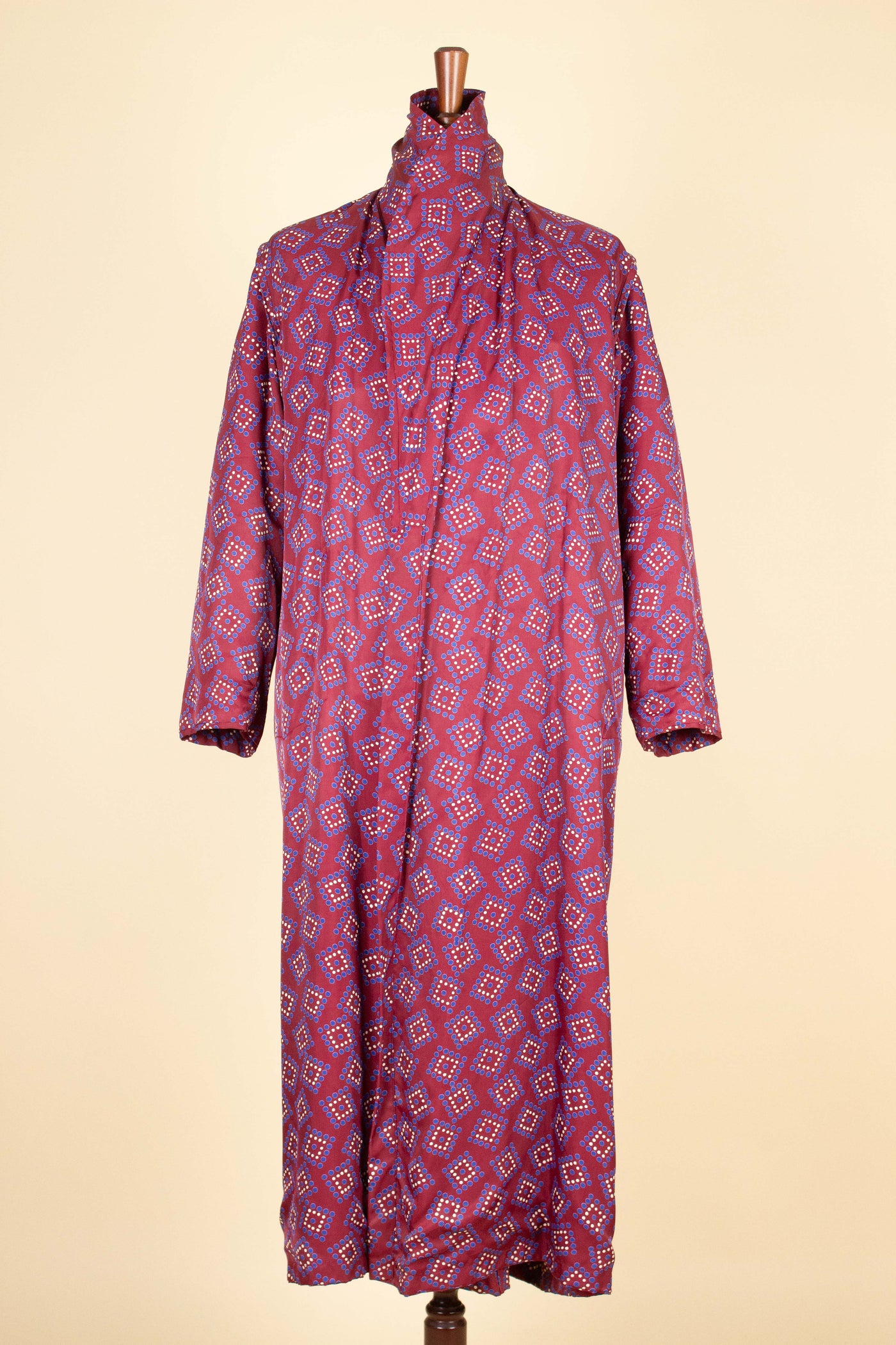 SWEDISH 1940S/1950S RED PATTERNED SILK DRESSING GOWN. SIZE CA EU 46
