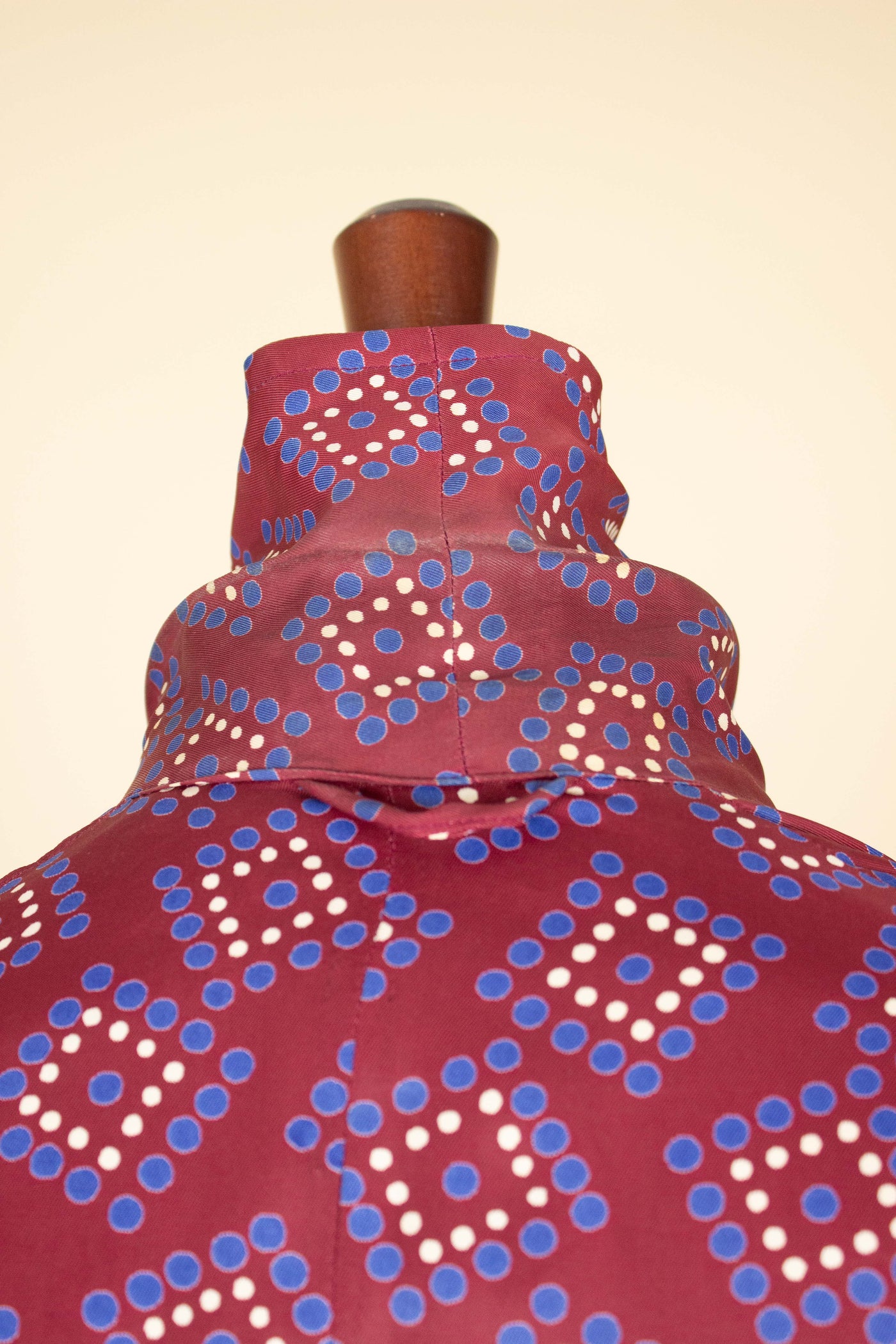 SWEDISH 1940S/1950S RED PATTERNED SILK DRESSING GOWN. SIZE CA EU 46