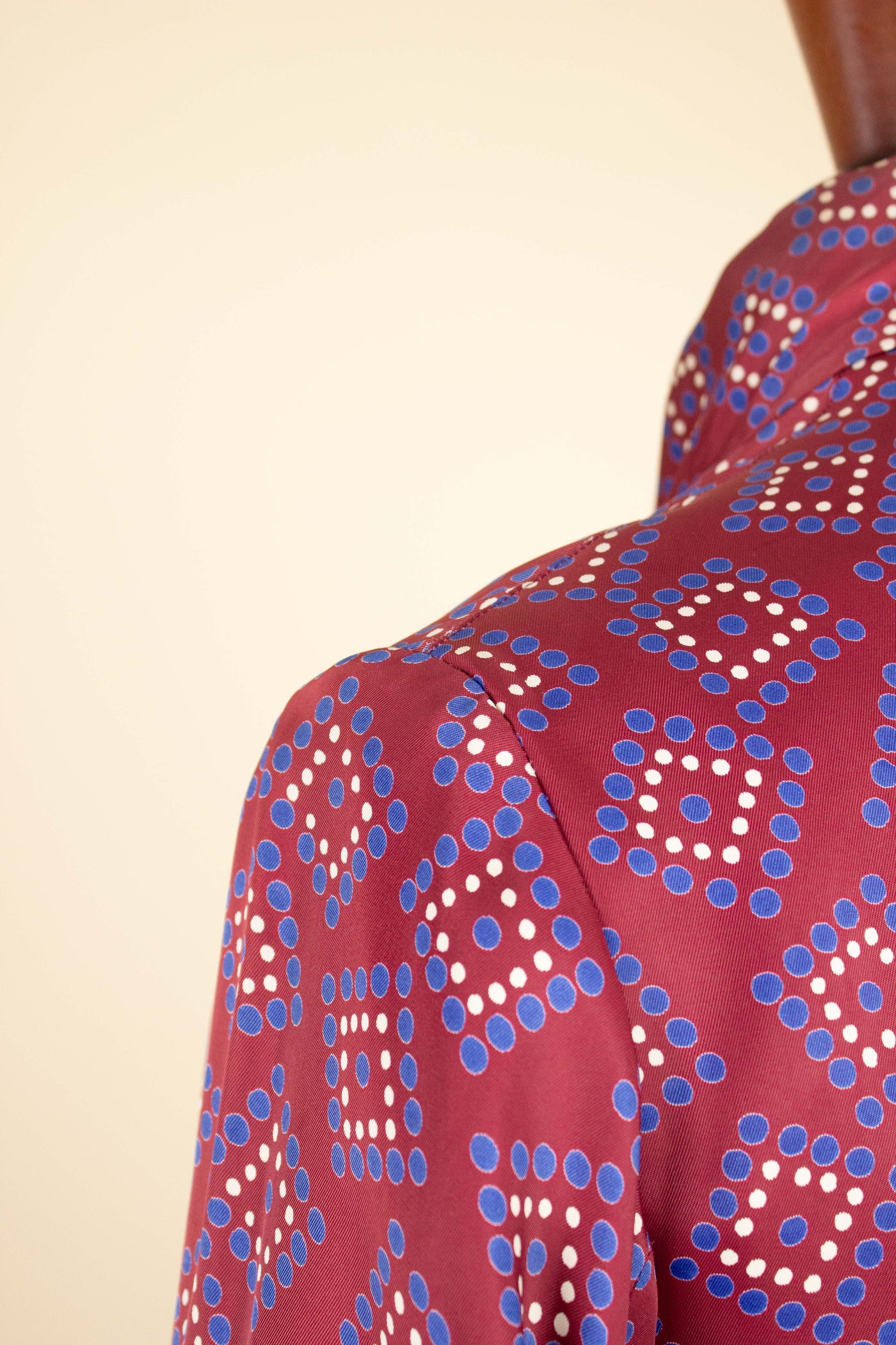 SWEDISH 1940S/1950S RED PATTERNED SILK DRESSING GOWN. SIZE CA EU 46
