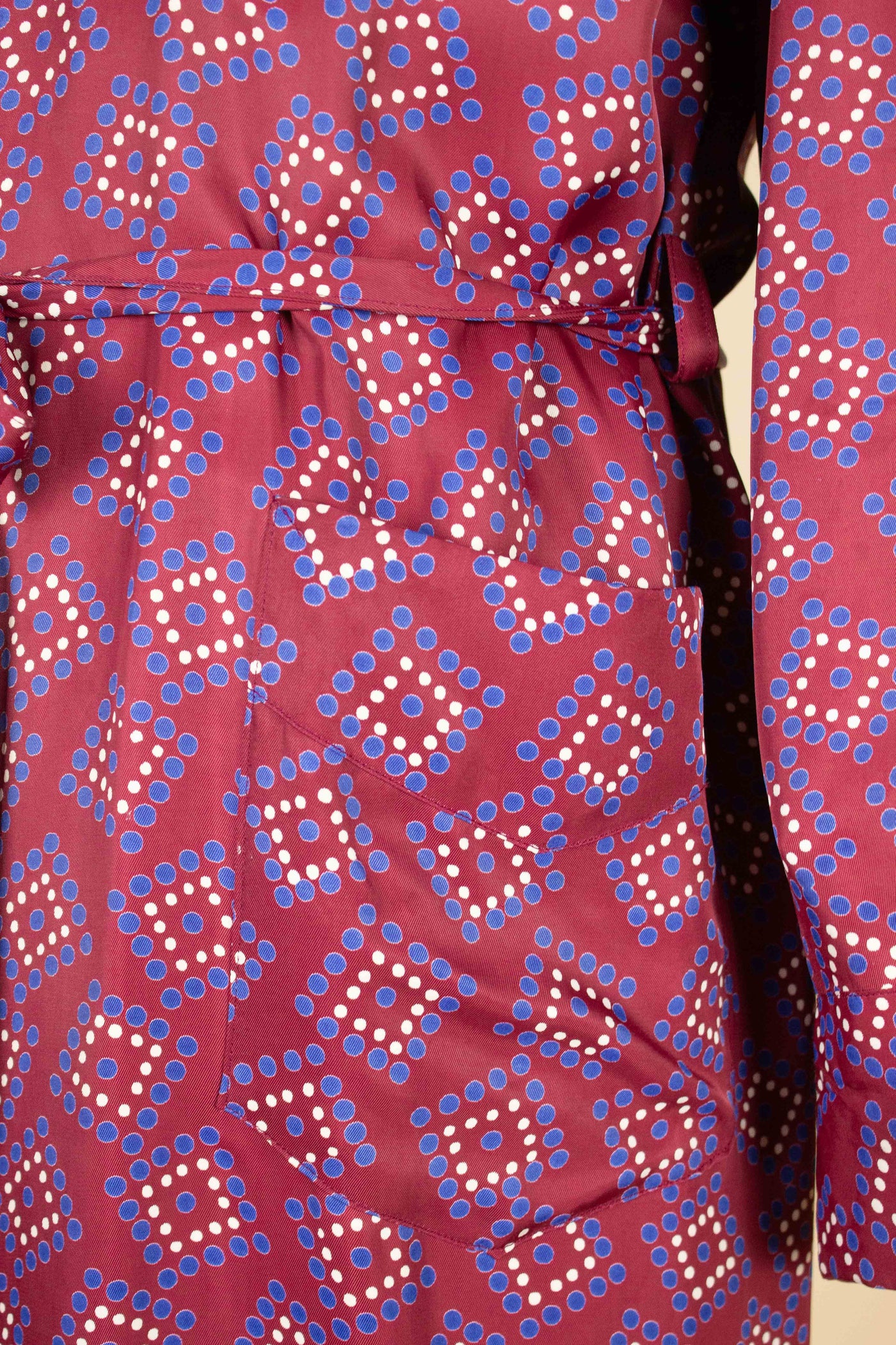 SWEDISH 1940S/1950S RED PATTERNED SILK DRESSING GOWN. SIZE CA EU 46