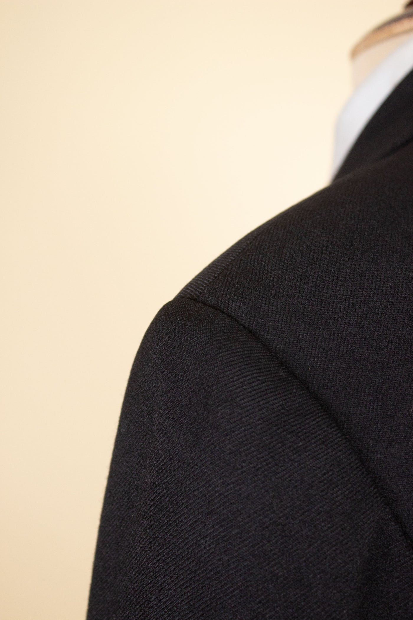SWEDISH 1940S/1950S BLACK LIGHTWEIGHT COAT BY STEENS. SIZE CA EU 52