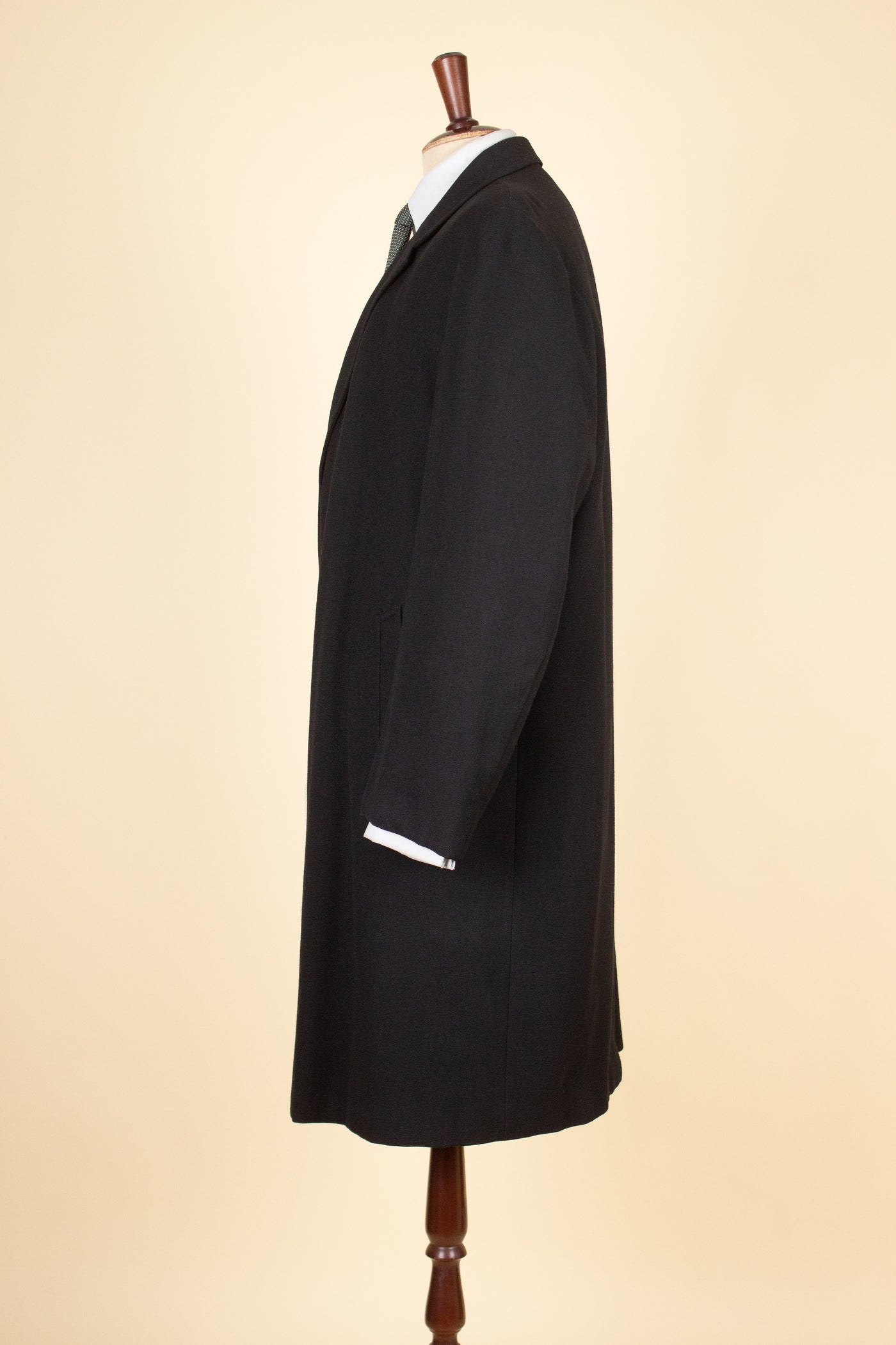 SWEDISH 1940S/1950S BLACK LIGHTWEIGHT COAT BY STEENS. SIZE CA EU 52