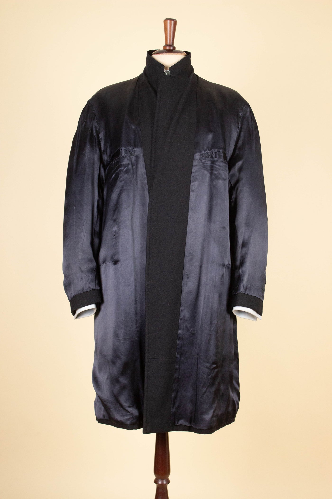 SWEDISH 1940S/1950S BLACK LIGHTWEIGHT COAT BY STEENS. SIZE CA EU 52