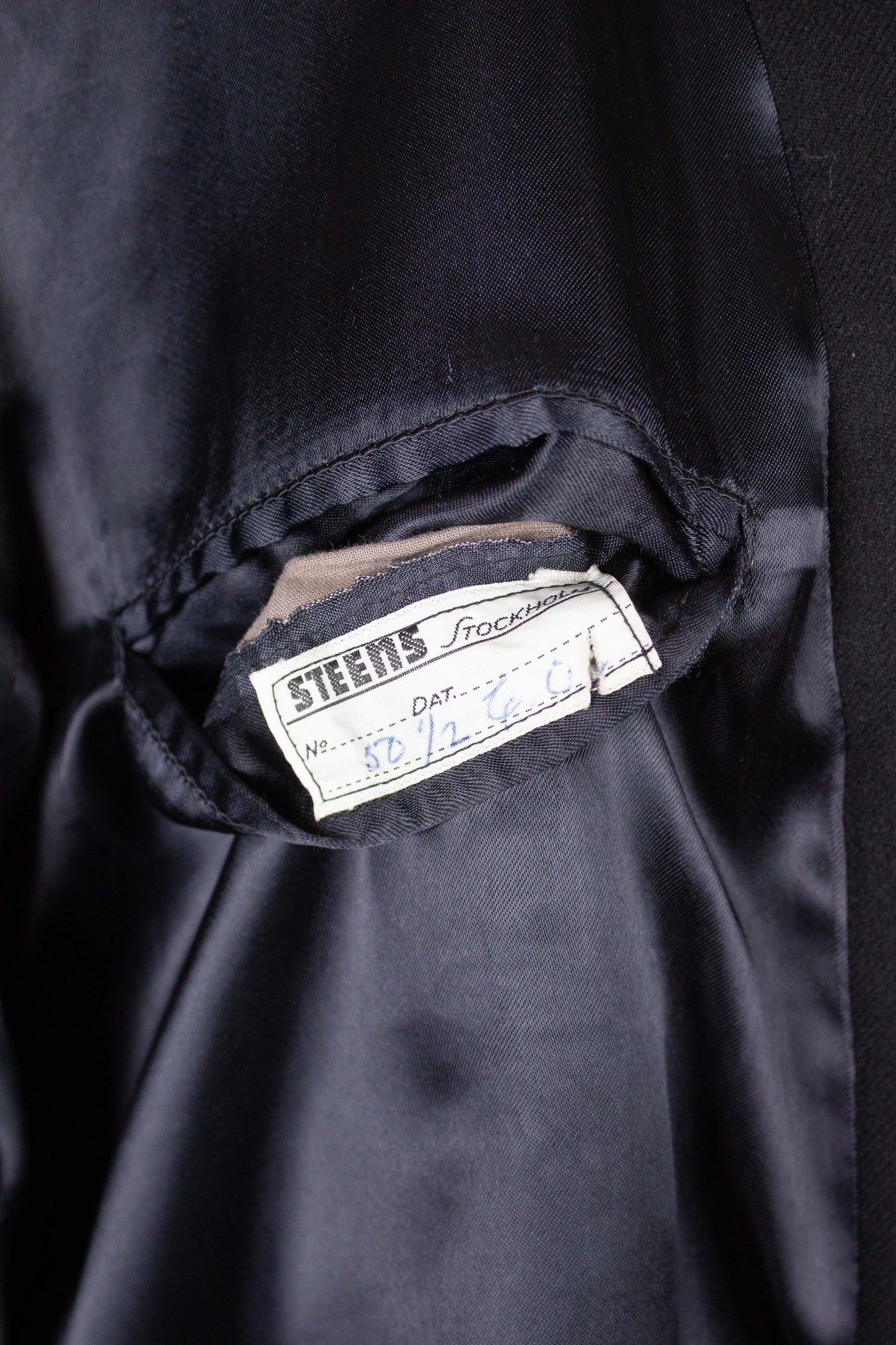 SWEDISH 1940S/1950S BLACK LIGHTWEIGHT COAT BY STEENS. SIZE CA EU 52
