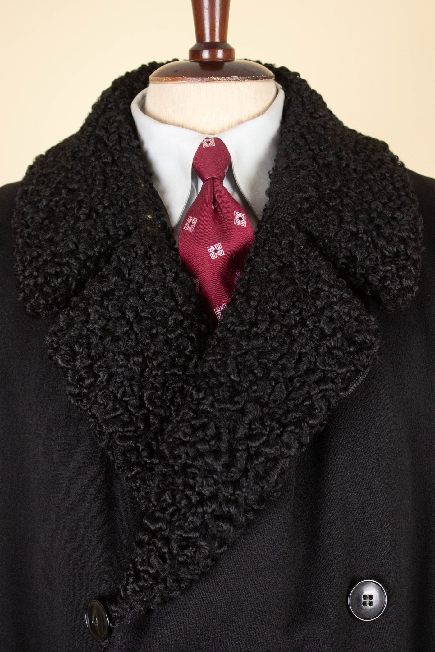 SWEDISH 1910S/1920S BLACK OVERCOAT WITH PERSIAN COLLAR AND FUR LINING, BY PAUL U. BERGSTRÖM. SIZE CA EU 48