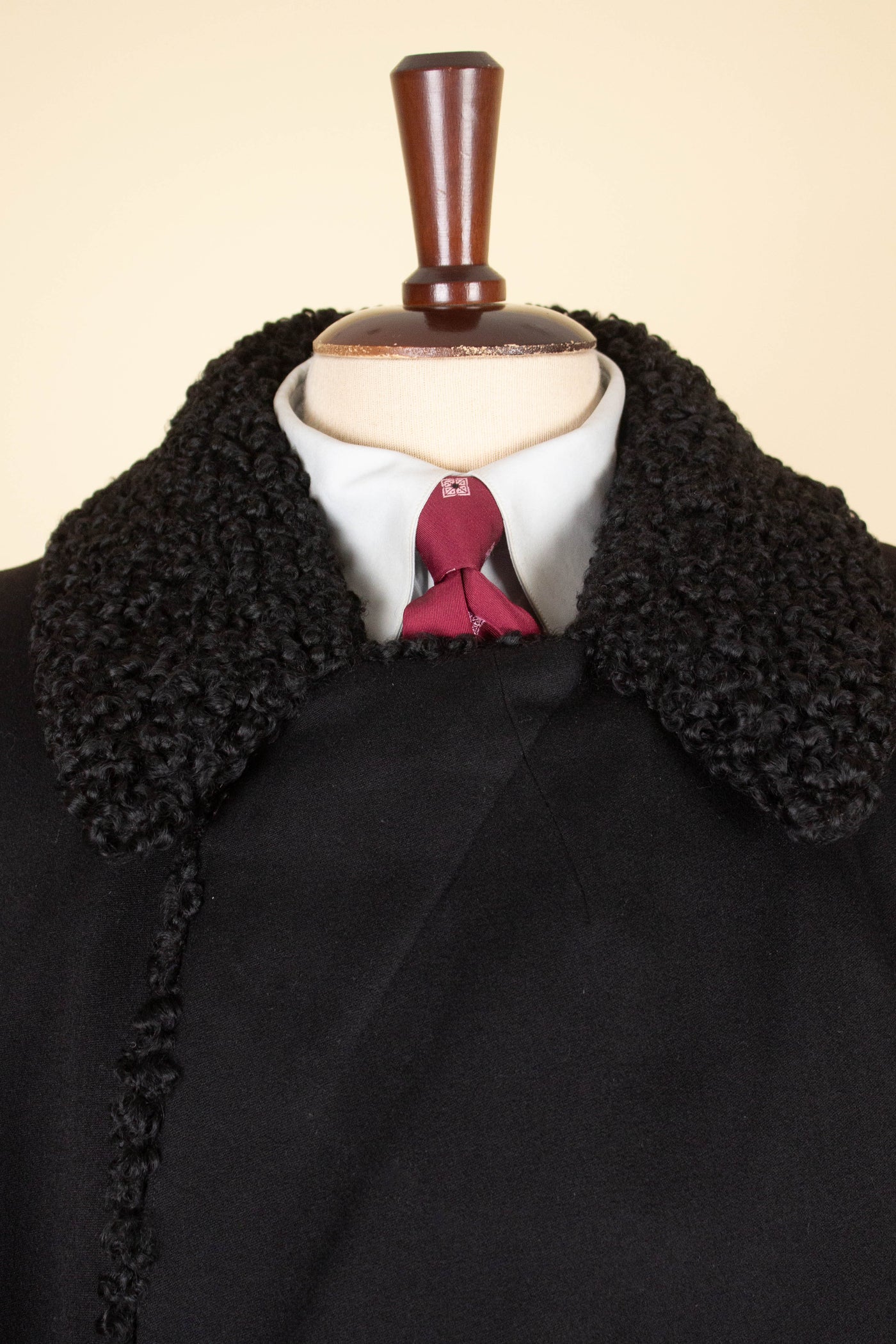 SWEDISH 1910S/1920S BLACK OVERCOAT WITH PERSIAN COLLAR AND FUR LINING, BY PAUL U. BERGSTRÖM. SIZE CA EU 48