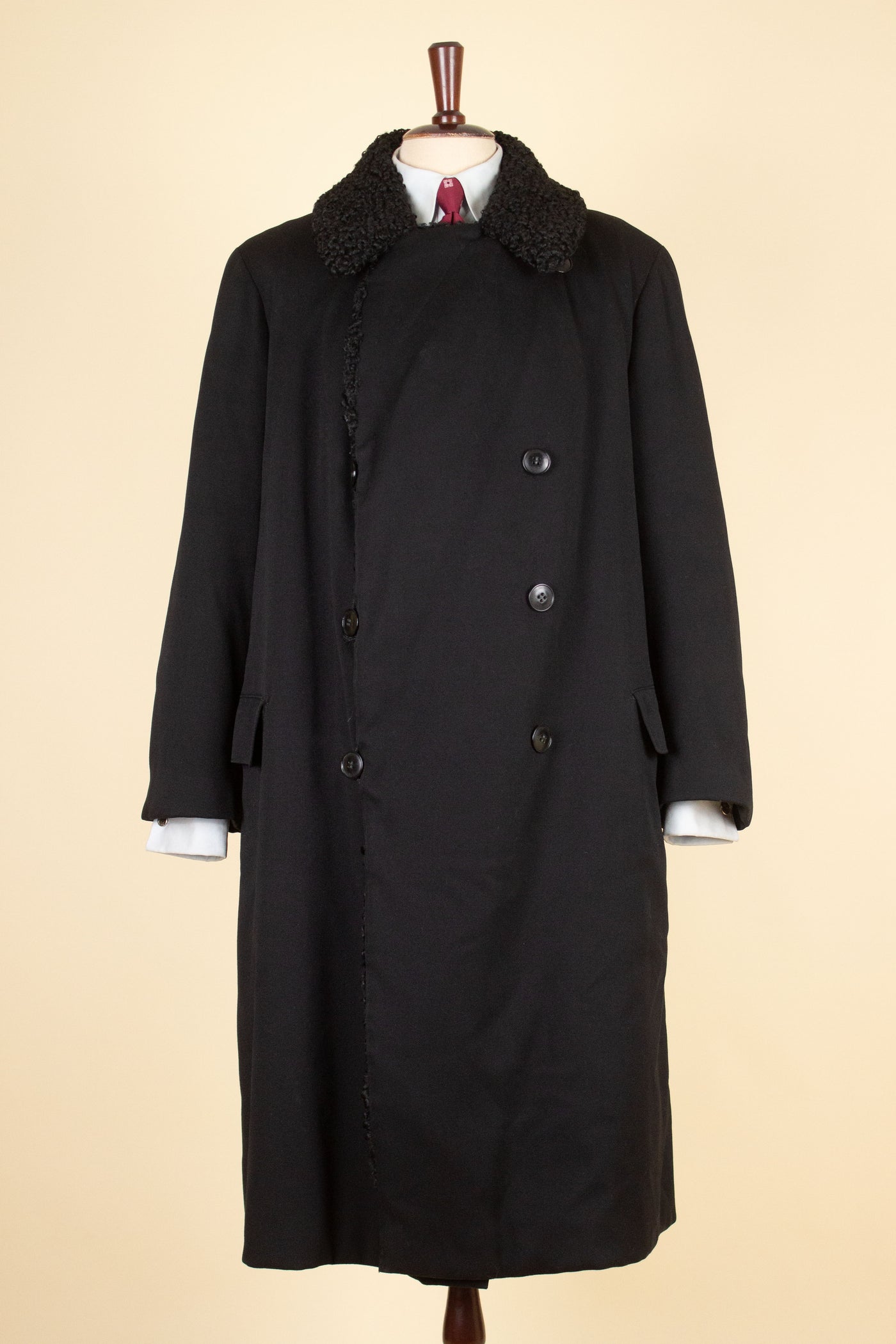 SWEDISH 1910S/1920S BLACK OVERCOAT WITH PERSIAN COLLAR AND FUR LINING, BY PAUL U. BERGSTRÖM. SIZE CA EU 48