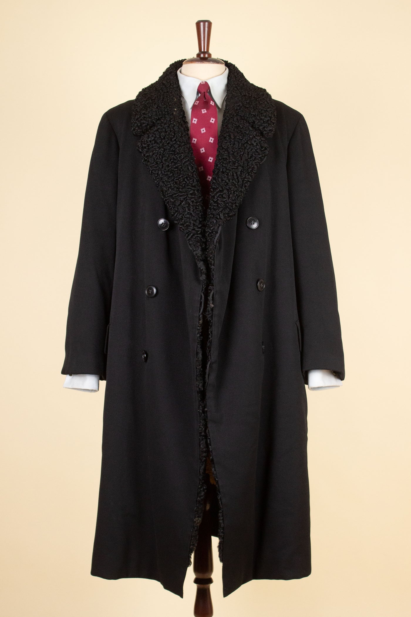 SWEDISH 1910S/1920S BLACK OVERCOAT WITH PERSIAN COLLAR AND FUR LINING, BY PAUL U. BERGSTRÖM. SIZE CA EU 48