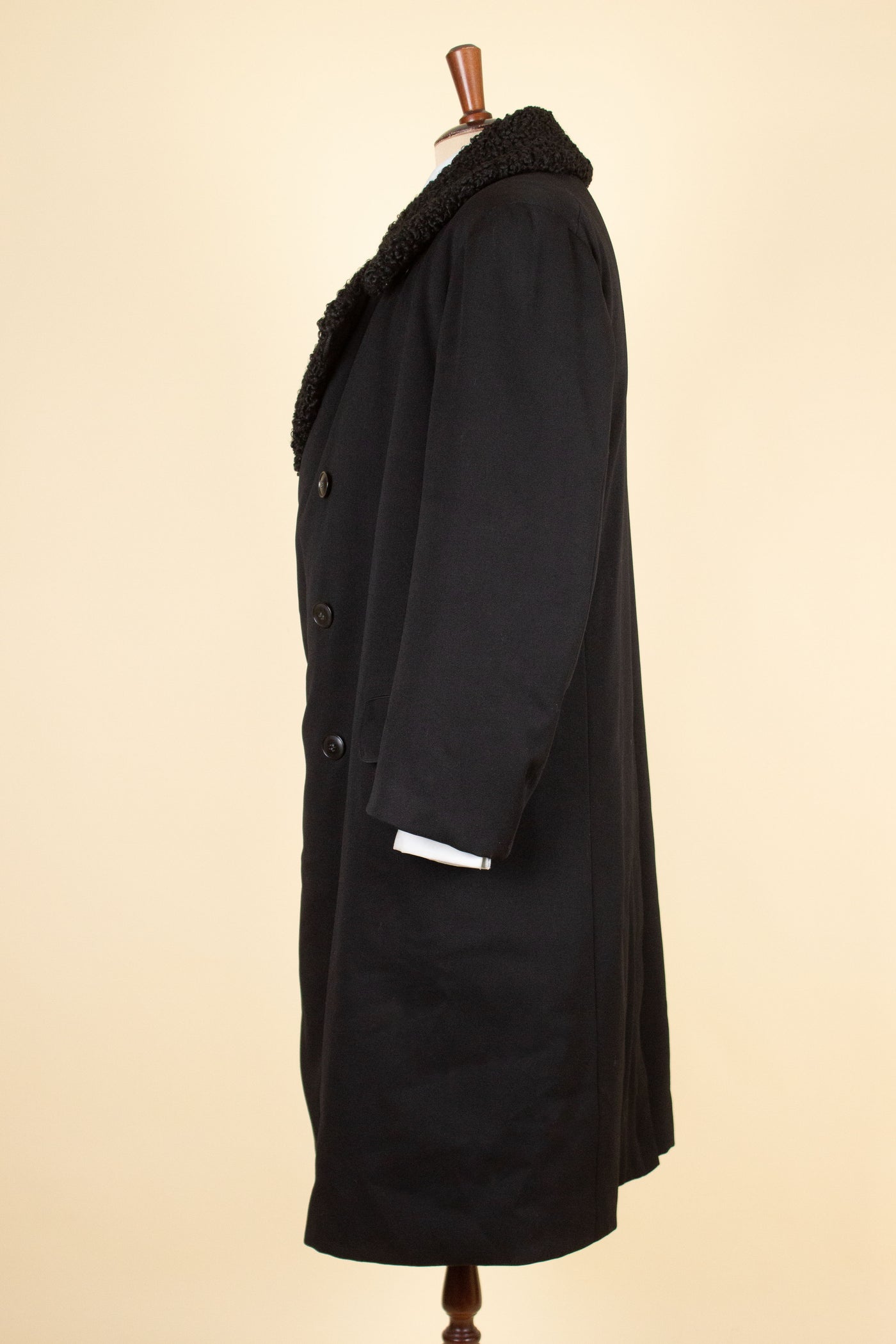 SWEDISH 1910S/1920S BLACK OVERCOAT WITH PERSIAN COLLAR AND FUR LINING, BY PAUL U. BERGSTRÖM. SIZE CA EU 48