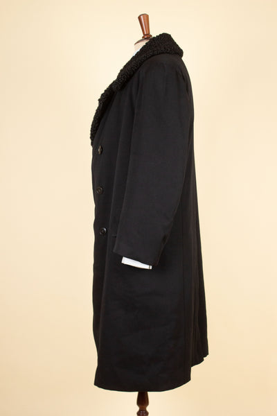 SWEDISH 1910S/1920S BLACK OVERCOAT WITH PERSIAN COLLAR AND FUR LINING, BY PAUL U. BERGSTRÖM. SIZE CA EU 48